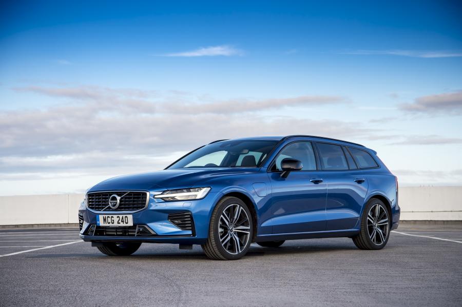  Volvo V60 T8 R-Design 2019 года  (UK) (фото 1 из 32)
